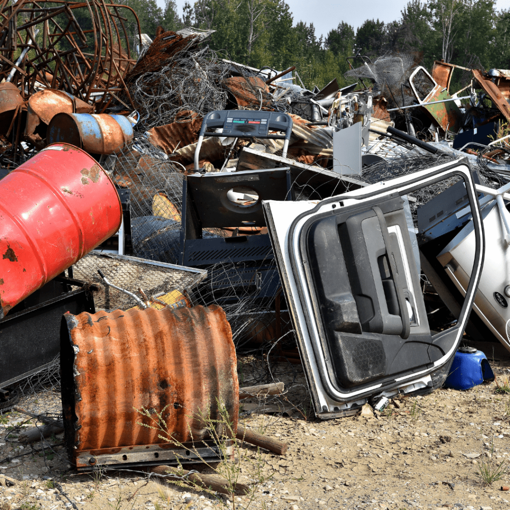 Gemischter Altmetallhaufen mit Autotüren, Fässern und Drahtgeflechten auf einem Schrottplatz bei Südpfalzmetall.